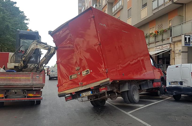 Bari, incidente in via Tommaso Fiore: camion corriere in bilico su 2 ruote
