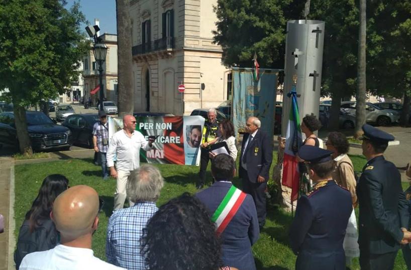 Taranto, tubo d'acciaio spezzato: ecco il monumento in ricordo delle morti bianche