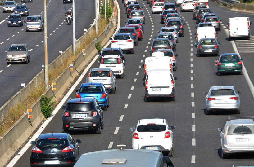Bari, scontro tra due mezzi pesanti in tangenziale: traffico in tilt 