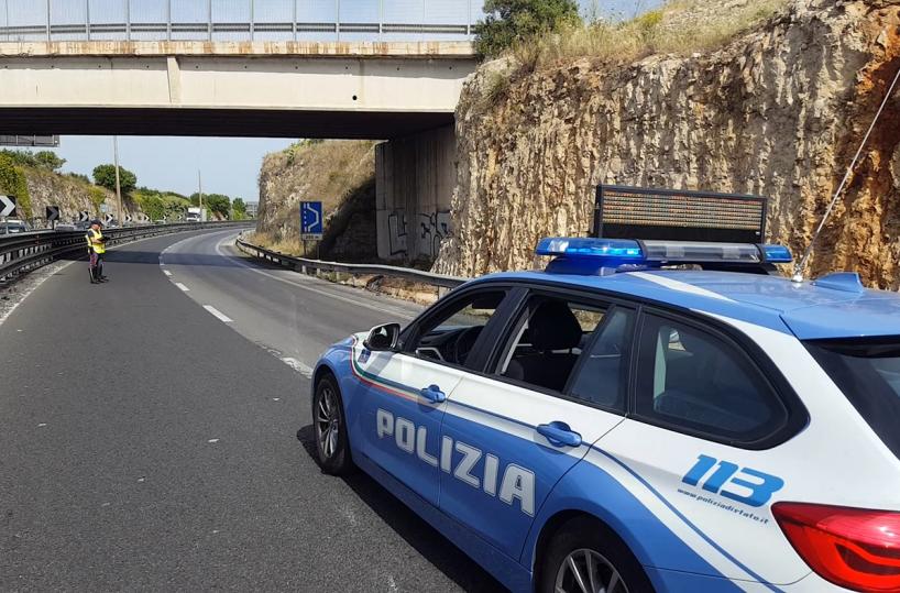 Bari, tamponamento tra 3 auto sulla S16: due feriti