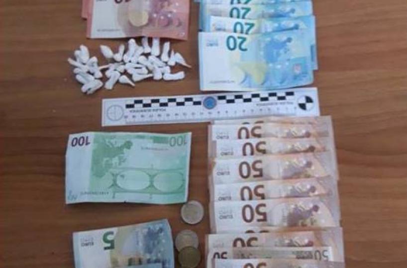 Taranto, sorpresi a spacciare cocaina: in arresto zio e nipote