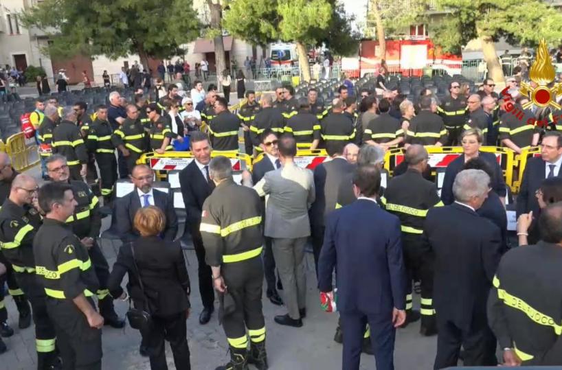 Fragagnano, a centinaia ai funerali del pompiere morto