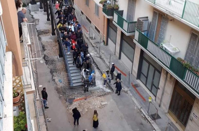 Bari, ponte di via Traiano: scaletta è inagibile ma si passa lo stesso