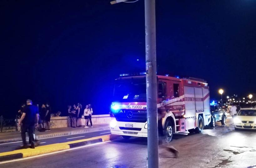 Sedicenne cade a Trani dal muro della Villa sul mare: paura e fratture