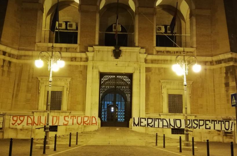 Foggia calcio, striscione a Palazzo di Città: «99 anni di storia meritano rispetto»