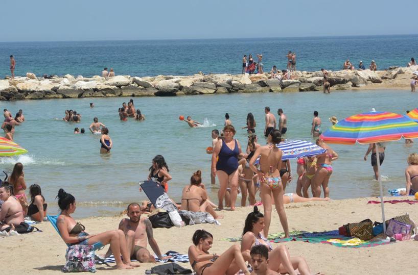 Bari, pakistano palpeggia 13enne in spiaggia, rischiato linciaggio