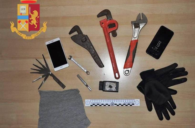 Taranto, rubano un'auto, un camper e un cellulare: 3 arresti