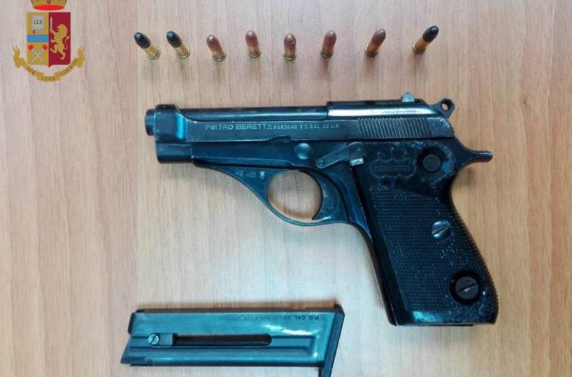 Lama, arriva la Polizia: abbandonata pistola carica per strada