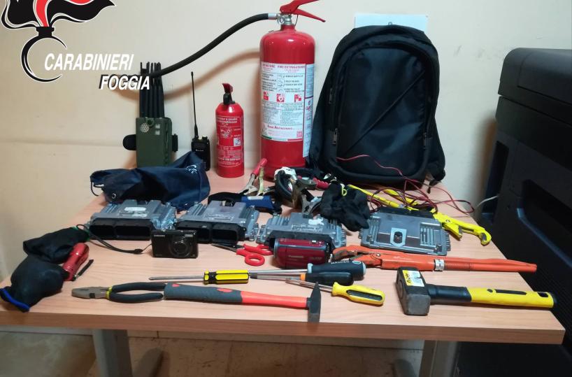 Foggia: in 3 tentano di rubare auto, passante chiama cc