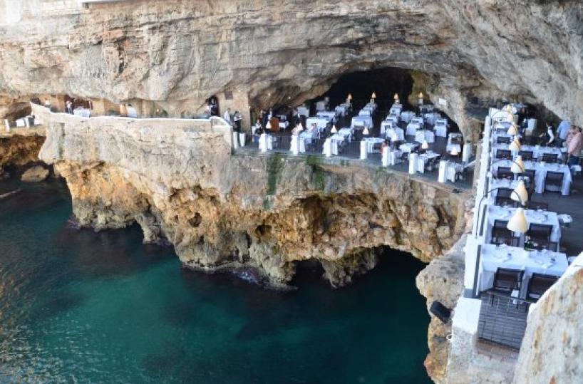 Polignano, pesce scaduto: chef e staff di Grotta Palazzese si scusano