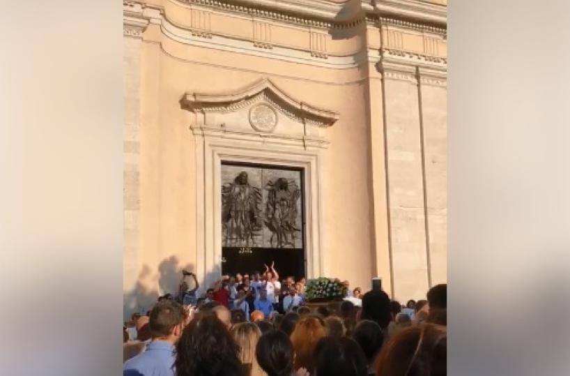 Foggia, muore infilzato nel cancello della Sapienza: in centinaia ai funerali