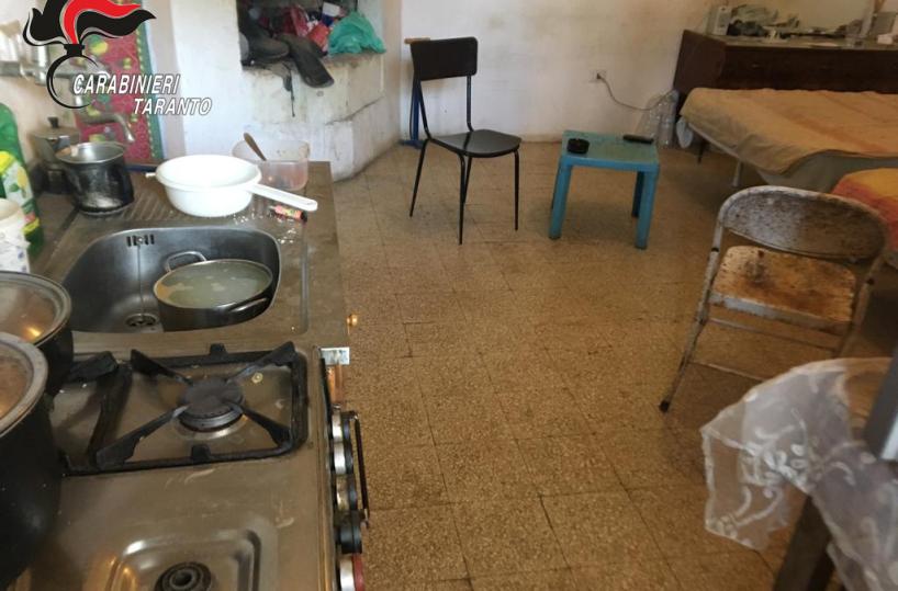 Caporalato a Ginosa, in manette un 64enne e una 43enne: sequestrato casolare