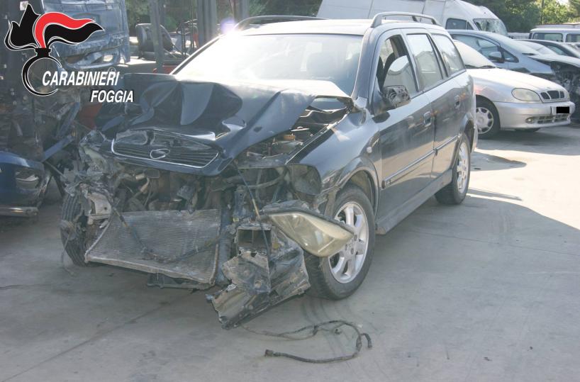 San Severo, forzano posto di blocco e poi impattano contro auto cc: 3 arresti