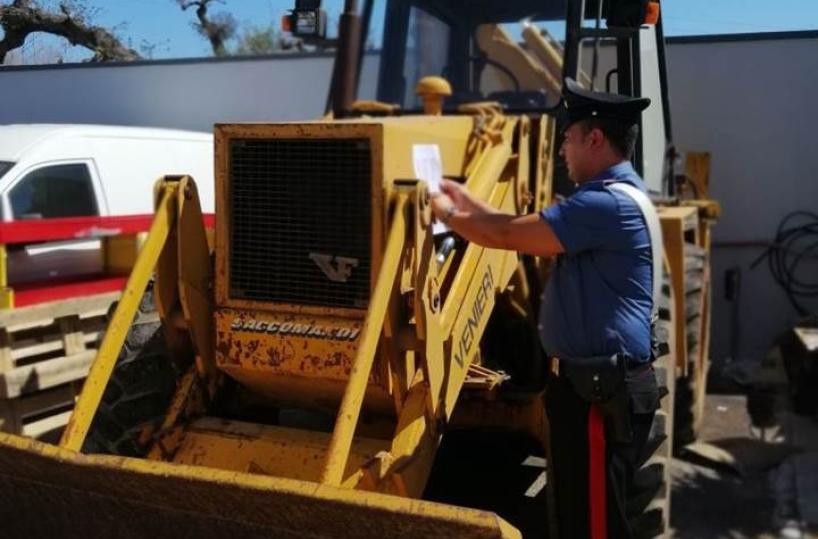 Ruba pala meccanica al collega e gli chiede 6mila euro per restituirgliela: denunciato agricoltore