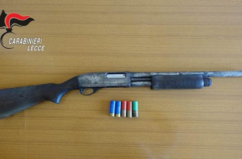 Casarano, fucile a pompa in camera da letto: in cella 48enne