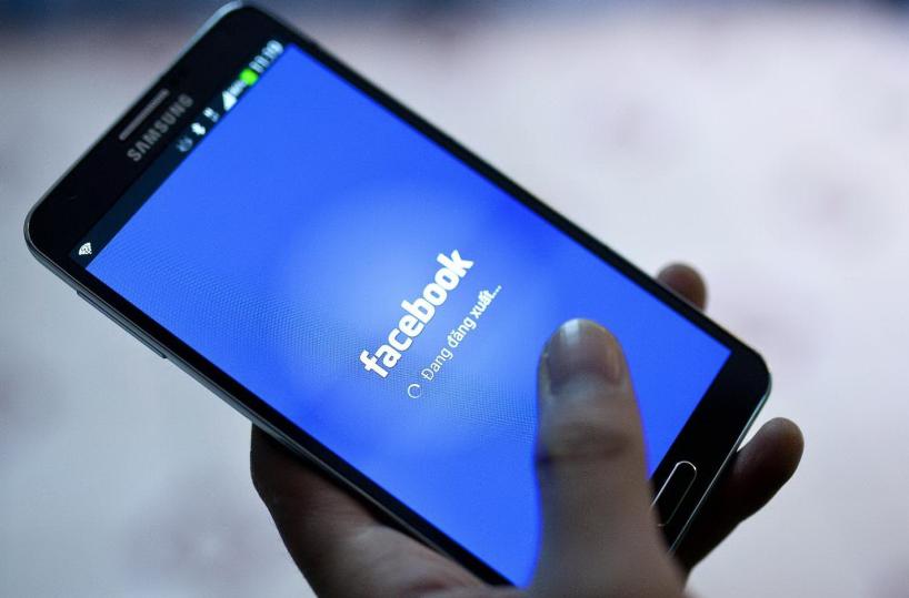 Latiano, parroco insultato mentre recita Rosario in diretta Facebook: 13 denunce