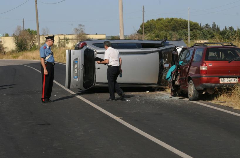 Taviano, scontro frontale tra due auto: un morto e un ferito