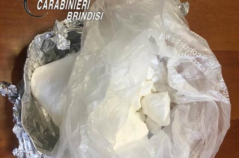 Brindisi, in giro con una pietra di cocaina tra la frutta: arrestato