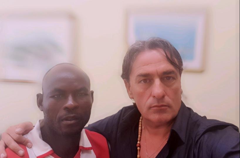 Brindisi, migrante ritrova e rende al consigliere lo zaino perduto