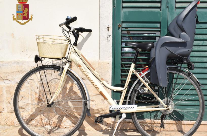 Monopoli, ruba borsa da finestrino aperto e scappa: ladro «tradito» dal seggiolino della bici