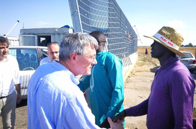 Landini nel ghetto di Borgo Mezzanone: «Non si può vivere così»