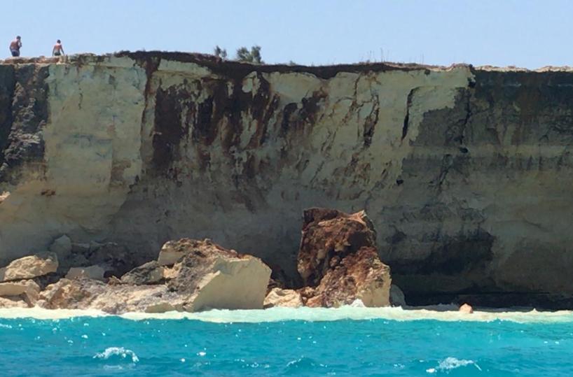 Torre dell'Orso, crolla la falesia: paura in spiaggia