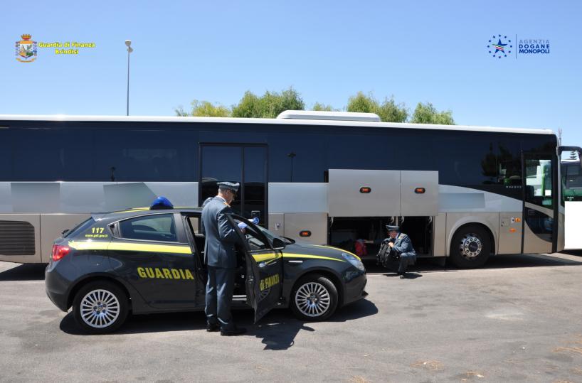 Brindisi, nasconde nel bus che guida 130mila euro in contanti: denunciato dalla GdF