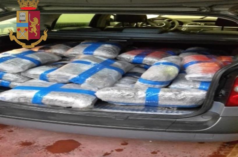 Fermato sulla A14 a Bitonto con 54kg di droga in auto: arrestato un albanese