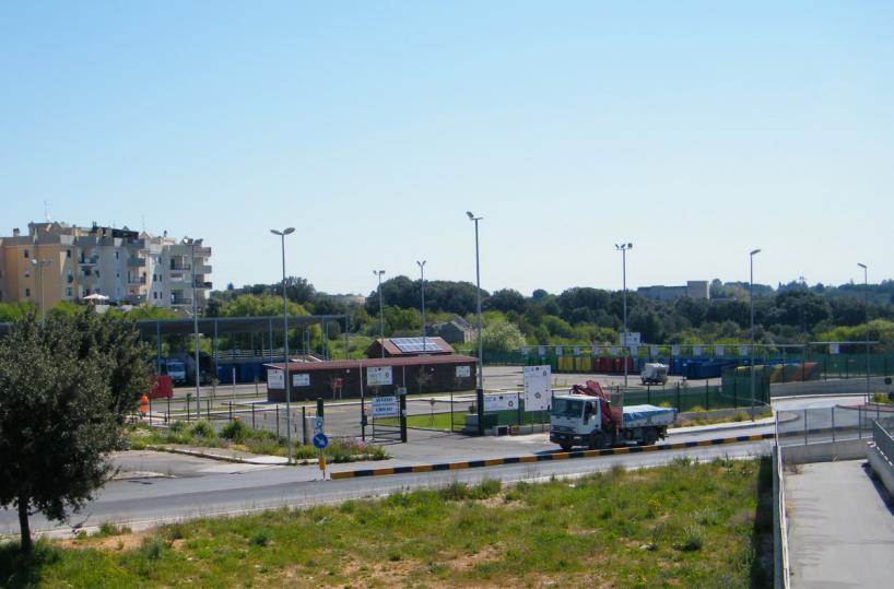 Putignano, cambia il servizio rifiuti: la vecchia ditta porta via contenitori e... i pali