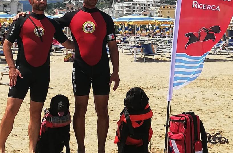 Vieste, i cani bagnino Maya e Axel salvano due ragazzi dalla furia del mare