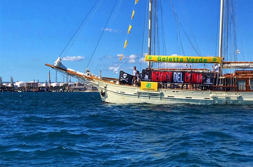 Taranto, flash-mob di Legambiente contro gas serra: su Goletta Verde striscione «Nemico del clima»