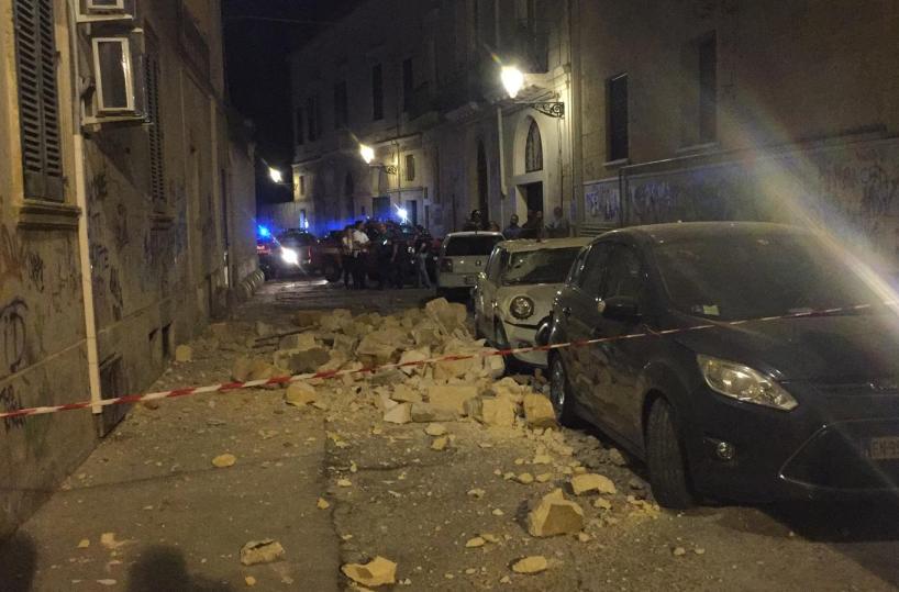 Lecce, crolla facciata di un palazzo del centro: paura tra i residenti