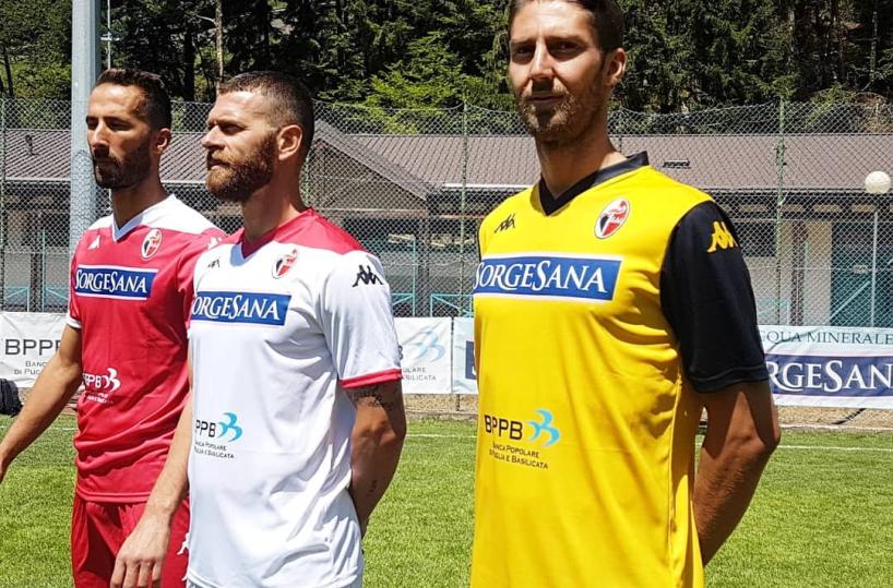 Bari, presentate le maglienel ricordo di Catuzzi
