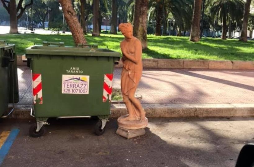 Taranto, la bellezza fa rima con monnezza: statua abbandonata vicino al MarTa