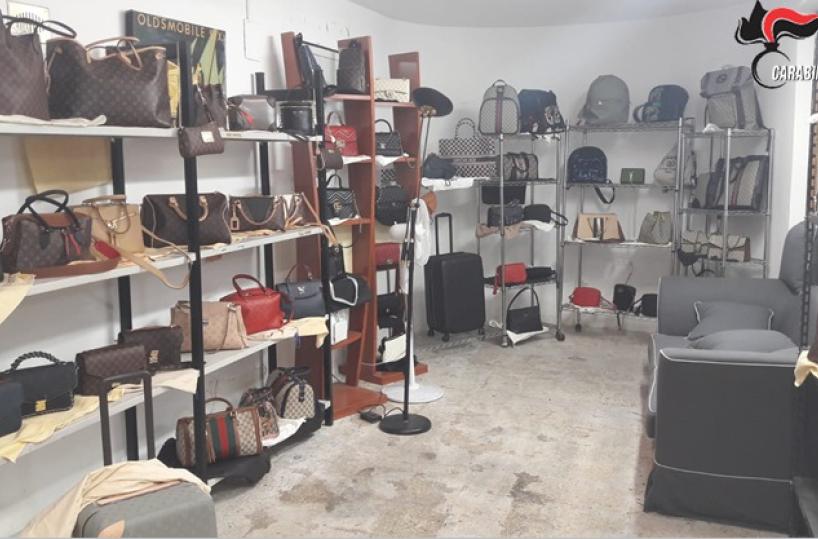 Bari, gestisce negozio abusivo di borse e abbigliamento contraffatto: denunciato