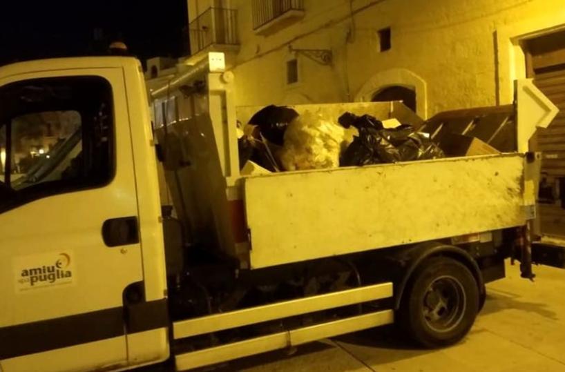 Bari, stop ai rifiuti nelle piazze della movida: Amiu in azione dalle 23 alle 3