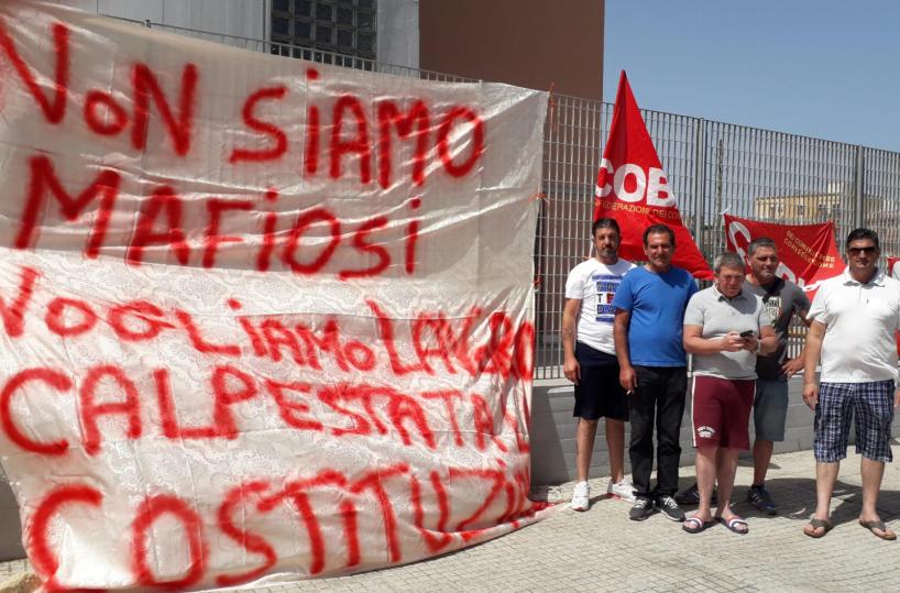 Gallipoli, ex lavoratori della Gial Plast si incatenano in aula consiliare