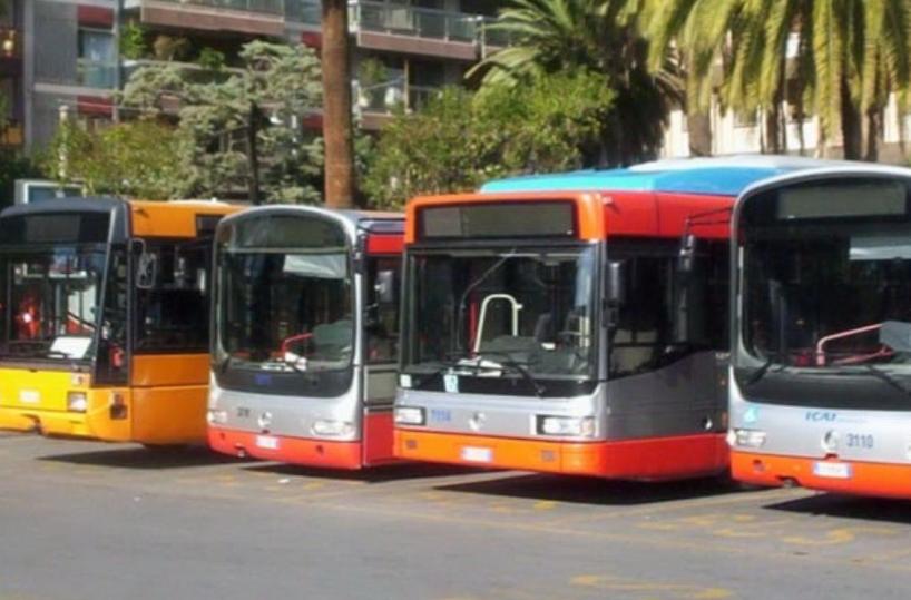 Bari, ubriaco si sdraia per terra in autobus e non lo fa partire: denunciato gambiano