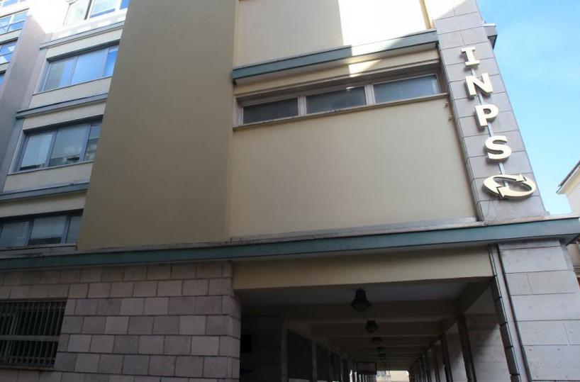 Potenza, nella sede Inps spazi risicati e malsani: scatta l'esposto