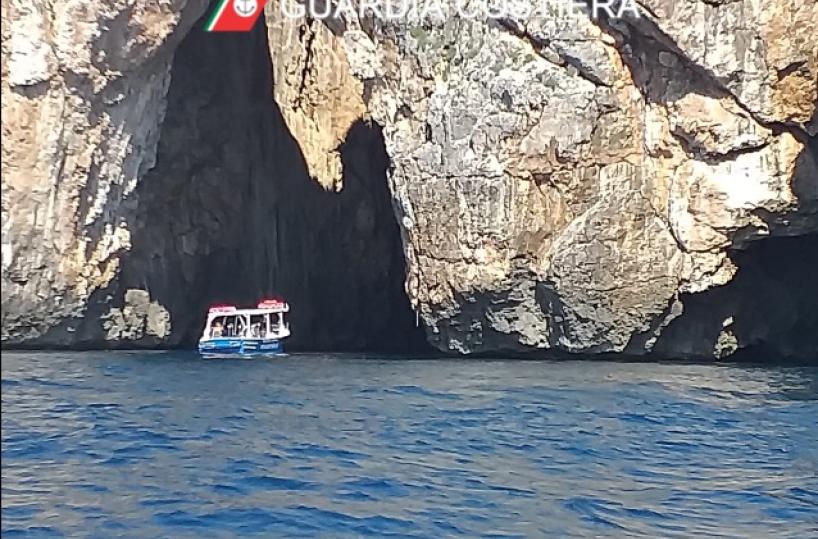 Leuca, portano turisti a fare il bagno in zone pericolose e a rischio crollo: 2 denunce
