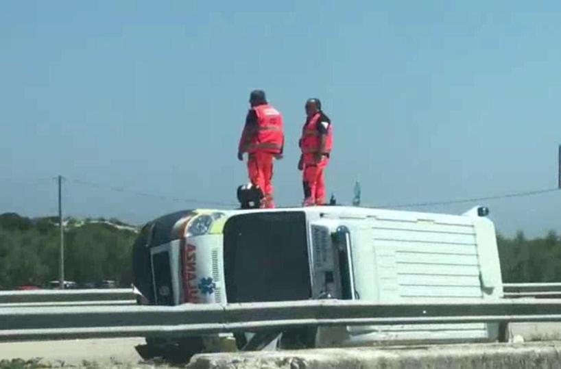 Ostuni, evita impatto con un'auto: ambulanza si ribalta, nessun ferito