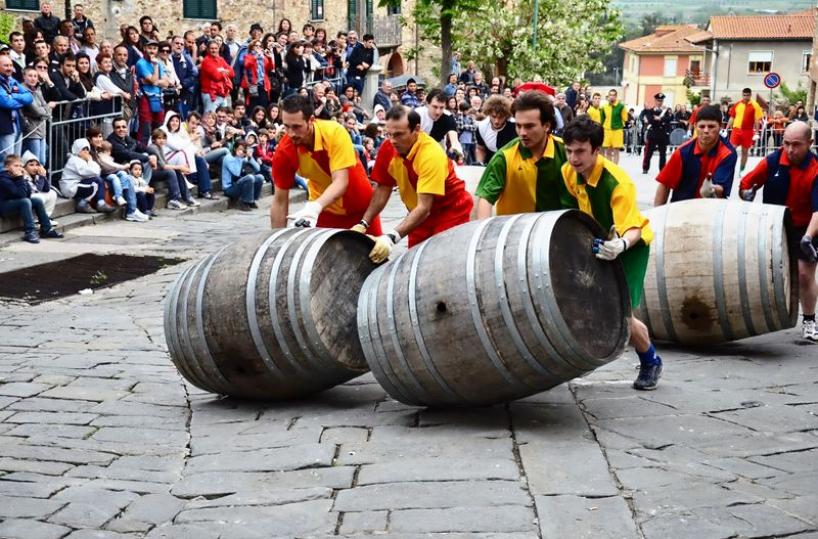 A Gioa del Colle torna il «Palio delle botti»: un tuffo nel Medioevo