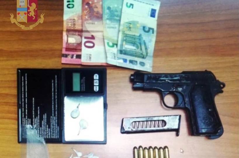 Taranto, con una pistola e 3 pitbull a guardia del fortino della droga: arrestato