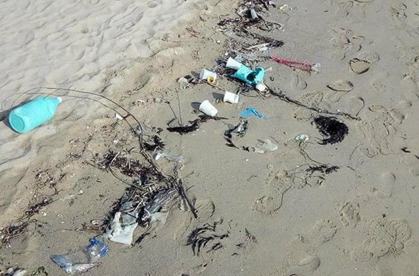 Puglia, illegittimo lo stop alla plastica in spiaggia. Tar boccia la Regione