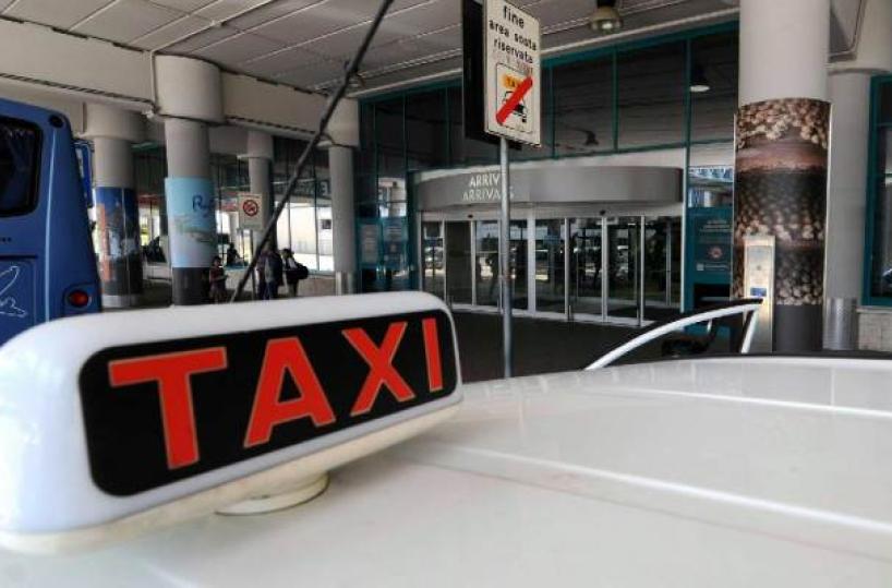 Bari, trasportavano passeggeri senza licenza: multati tassisti abusivi