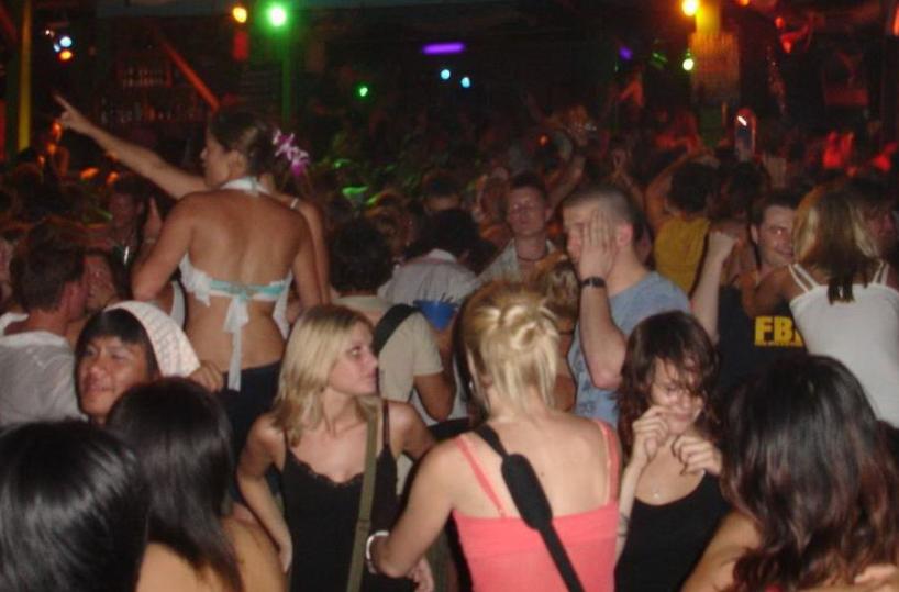 Cercano di violentare turista 16enne a festa in spiaggia nel Brindisino: caccia ai 2 responsabili