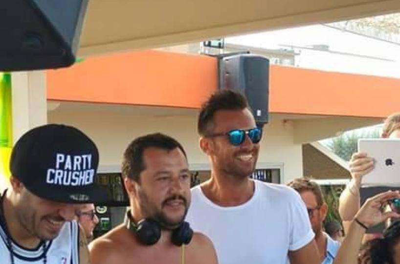 Salvini si improvvisa dj in consolle al Papeete di Milano Marittima