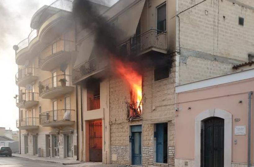 Canosa, polizia interviene per incendio e salva donna in casa vicina