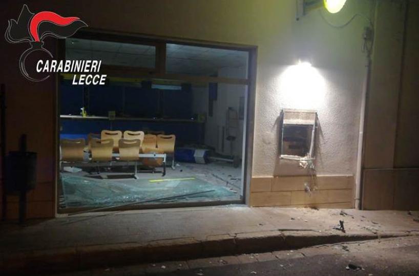 Veglie, tentano colpo al bancomat e scappano: indagano i cc