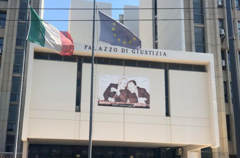 Lecce, attivisti No Tap incatenati davanti al Tribunale